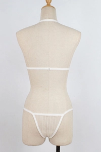 Vue arrière d'un ensemble de lingerie en maille blanche avec dos nu et string sur mannequin beige