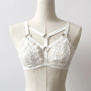 Bralette élégante en dentelle florale blanche avec harnais et détails d'anneaux