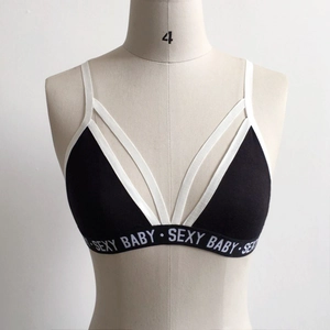 Détail des bretelles croisées et bande élastique SEXY BABY sur le soutien-gorge
