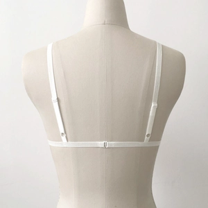 Détails du dos d'un soutien-gorge blanc en dentelle avec bretelles fines et fermeture crochet