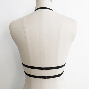 Top reggiseno sexy con cinghie elastiche nere, design racerback e fibbia in metallo lucido