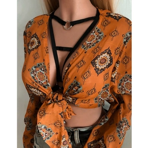 Haut bohème orange à manches longues avec motif mandala et détail de harnais noir