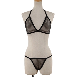 Ensemble lingerie deux pièces en résille noire avec soutien-gorge licou et string
