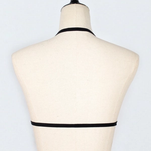 Imbracatura corpo elastica nera minimalista con scollo all'americana e dettaglio posteriore