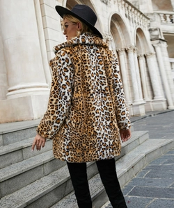 Gros plan sur la texture du manteau en fausse fourrure léopard élégant et mi-long