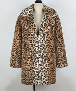 Gros plan d'un manteau léopard en fausse fourrure avec texture dense et col à revers