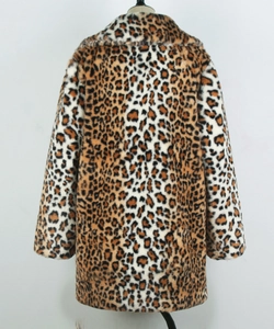 Détail de la texture en fausse fourrure léopard et du col à revers sur un manteau d'hiver