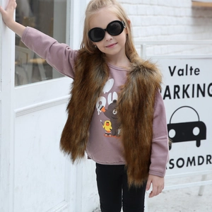 Modische braune Webpelzweste für Kleinkinder mit rosa Langarmshirt und schwarzer Hose