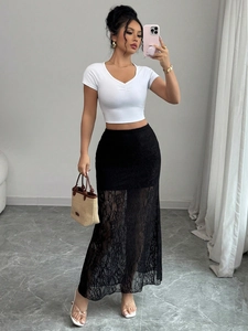 Λεπτομέρεια από μαύρη δαντελωτή φούστα με βελονάκι και διαφανές τελείωμα κάτω