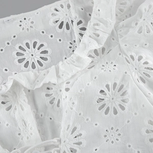 Dettaglio del ricamo sangallo e della coulisse regolabile sul top in cotone bianco candido