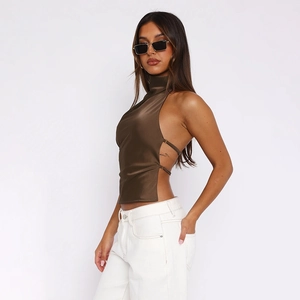 Haut dos nu en satin chocolat associé à un jean blanc taille haute sur fond blanc épuré