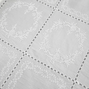 Primer plano del bordado floral blanco con diseño calado elegante en la tela