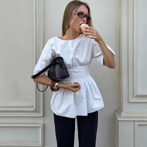Elegante top peplum bianco a maniche corte con vita a pieghe e fiocco sul retro da donna