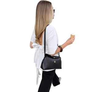 Elegante borsa a spalla in pelle nera con chiusura a scatto dorata e forma a trapezio