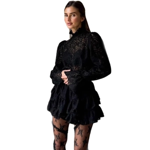 Elegante abito in pizzo nero con collo alto, maniche lunghe e gonna a balze a strati