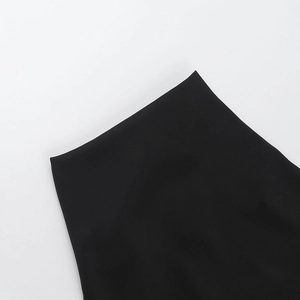 Gros plan sur la coupe sans couture d'un haut dos nu en satin noir au style urbain chic