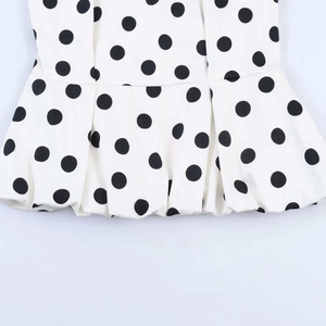 Neckholder-Top mit Polka-Dots, plissiertem Volantsaum und elegantem weißem Stoff