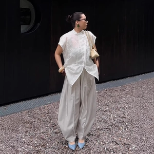 Camisa blanca de manga corta bordada con pantalones anchos grises fluidos