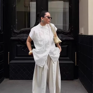 Conjunto de blusa blanca bordada estilo chino y pantalones beige de pierna ancha mujer