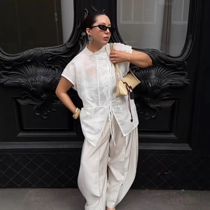 Elegante camisa blanca de manga corta con bordado chino y detalles calados para mujer