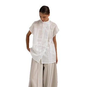 Camisa bordada blanca de manga corta y pantalones anchos beige para mujer