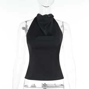 Haut licou en satin noir élégant avec col montant et coupe courte sans manches