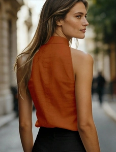 Detail eines ärmellosen Neckholder-Tops in Burnt Orange mit Leinentextur und Seitenschnitt