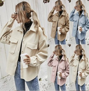 Dettaglio giacca camicia in lana con tasche sul petto in beige, cammello, blu e rosa