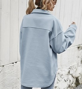 Vista posteriore della giacca oversize blu chiaro in lana con spalle scese e carré