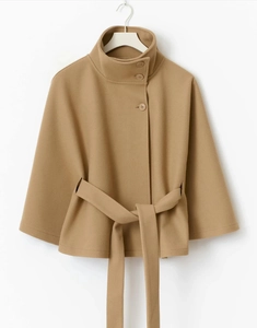Detail van camelkleurige wollen capejas met opstaande kraag en elegante knoopsluiting