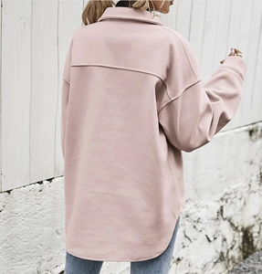 Dettaglio giacca a camicia rosa chiaro oversize con orlo curvo e cucitura posteriore