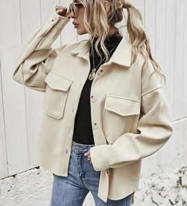 Dettaglio della sovracamicia oversize in lana beige con grandi tasche sul petto