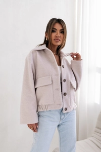 Détail d'une veste en laine lavande avec grands boutons et poches de poitrine