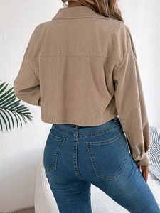 Achteraanzicht van een kaki corduroy kort jack met verticale texturen en horizontale lijnen