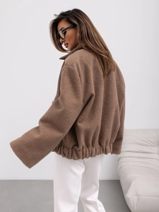Détail du tissu peluche marron avec ourlet élastique sur ce manteau chaud pour femme