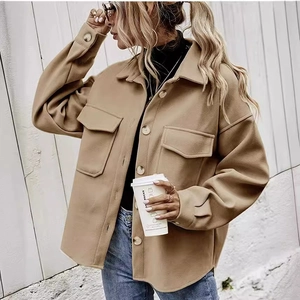 Giacca a camicia oversize da donna in misto lana kaki con bottoni e tasche sul petto