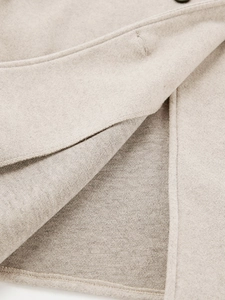 Detail van havermoutkleurige wollen stof met premium textuur en nauwkeurig stiksel