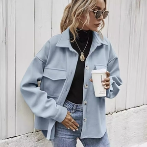 Giacca a camicia oversize celeste da donna con tasche a patta e colletto a risvolto