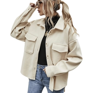 Giacca a camicia beige spessa da donna con colletto a revers e tasche sul petto casual