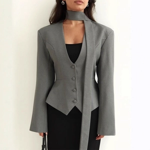 Blazer gris ajusté pour femme avec col en V, ruban de cou et coupe irrégulière