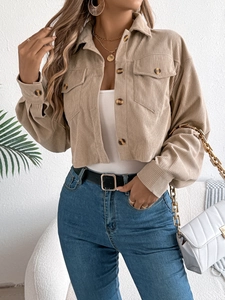 Detail van beige corduroy kort jack met knoopzakken en getextureerde stofafwerking