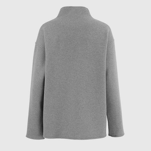 Achteraanzicht van een grijze oversized wollen jas met hoge hals en verlaagde schouders