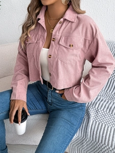 Close-up van roze corduroy kort jack voor dames met klepzakken en bruine knopen