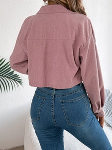 Achteraanzicht van kort jasje van donkerroze corduroy gecombineerd met blauwe jeans