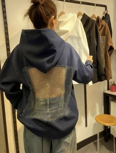Detail eines dunkelblauen Hoodies mit rechteckigem Strass-Netzeinsatz am Rücken