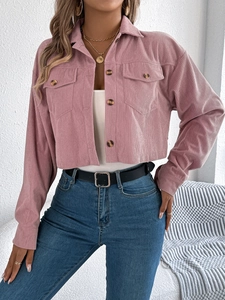 Detail van roze corduroy kort jack met borstzakken en vintage knoopsluiting