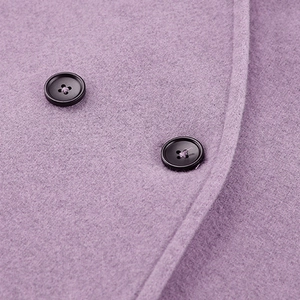 Macro detail van een lavendel wollen jas met dubbele knopen en fijne textuur