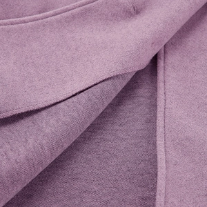 Macro-opname van paarse wollen jasstof met hoogwaardige stiksels en textuurdetails