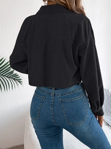 Achteraanzicht van de zwarte corduroy cropped jas met verticale strepen en lage schouders