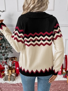 Pull en maille vintage color-block avec motif zigzag dans un décor festif de Noël chaleureux